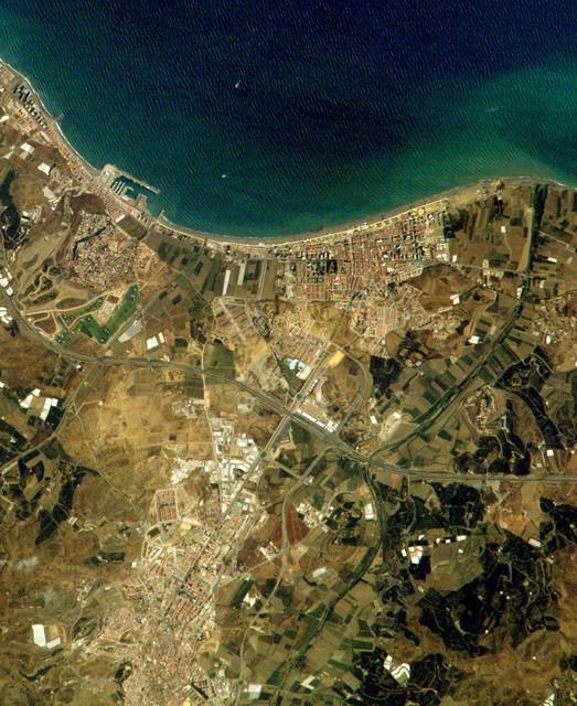 Torre del Mar y gran parte de V�lez Volver a axarquia