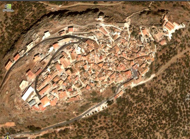 Vista a�rea de Comares. Desde lo alto, pierde parte de su majestuosidad. Miren la otra foto. Y ampl�enla dos veces. Volver a axarquia